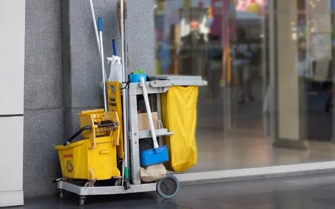 الاستعانة بشركة نظافة أم تعيين عمالة مباشرة؟ مقارنة التكلفة والمسؤولية