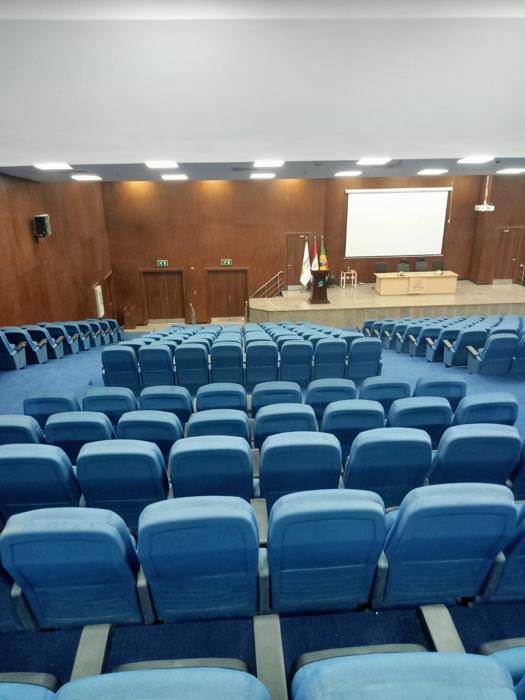 مدرج جامعة دراية بعد التنظيف