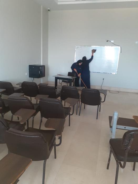 تنظيف قاعة دراسية