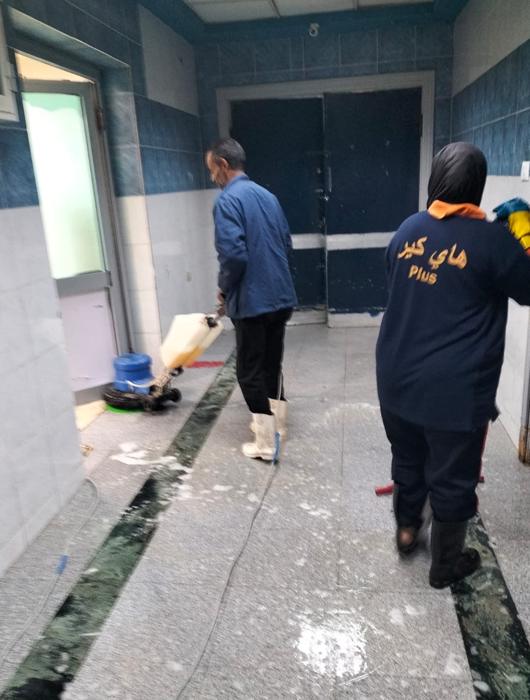 جلي أرضية ممر مستشفى بالماكينة